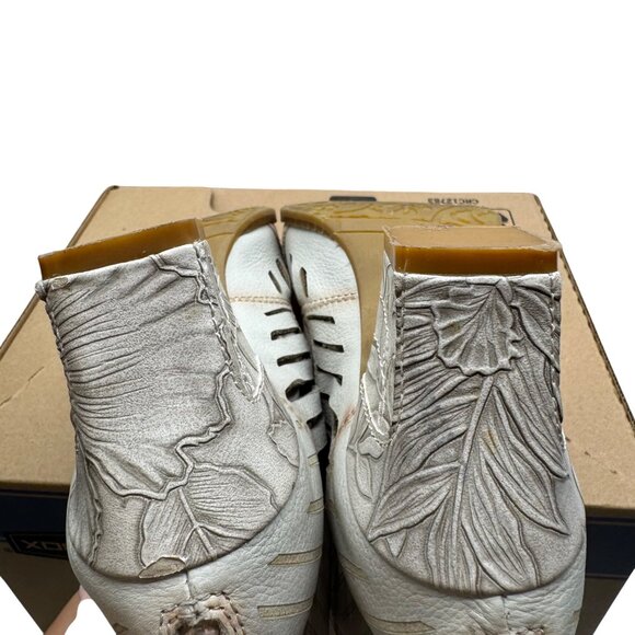 L'Artiste Angular Embossed/cut-outs Peep toe ankle Heel booties Women's sz 8.5 - Picture 10 of 12